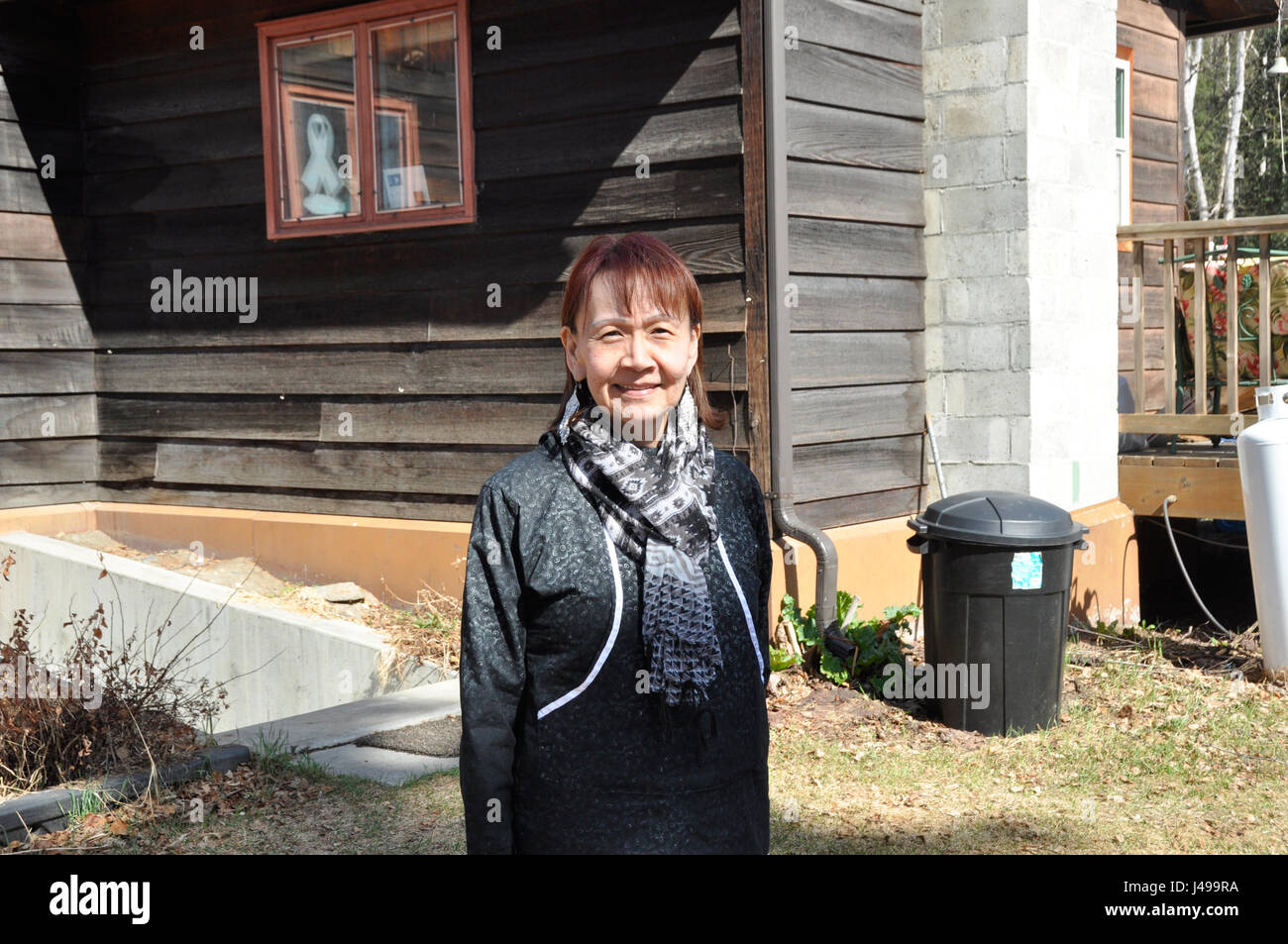 Waghivi activiste Vi (58) à partir de Anchorage, représenté à Fairbanks, États-Unis, 10 mai 2017. Elle a passé son enfance en tant que membre de la communauté Yupik sur l'Île Saint-laurent à distance dans la mer de Béring. Aujourd'hui, elle milite pour les droits des peuples autochtones de l'Alaska. indiginous Une réunion du Conseil de l'Arctique a lieu à Fairbanks. Photo : Michael Donhauser/dpa Banque D'Images