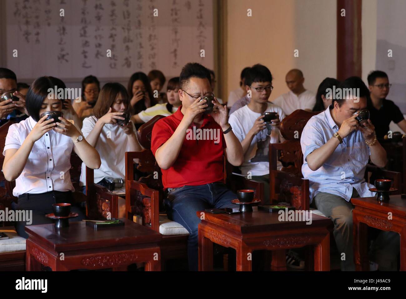 Yuhang, la Province de Zhejiang. Le 11 mai, 2017. Vous pourrez essayer le thé au Temple Jingshan dans Yuhang, la Chine de l'est la province du Zhejiang, le 11 mai 2017. Credit : Zhang Cheng/Xinhua/Alamy Live News Banque D'Images