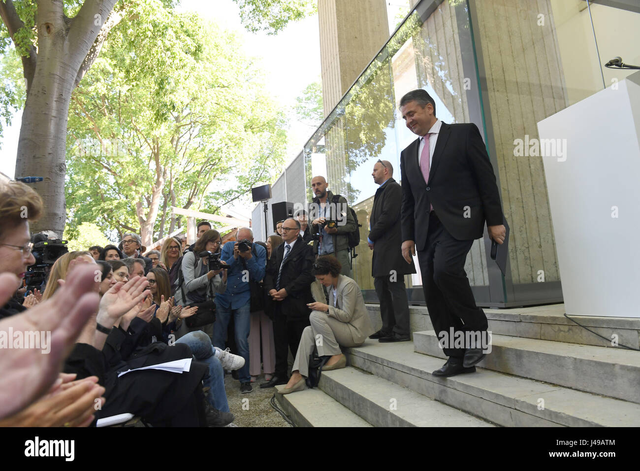 Venise, Italie. 10 mai, 2017. Le Ministre des affaires étrangères, M. Sigmar Gabriel descend le podium au milieu d'applaudissements après avoir prononcé son allocution lors de l'inauguration du pavillon allemand avant le début de la 57e exposition artistique internationale de la Biennale (La Biennale di Venezia), à Venise (Italie), 10 mai 2017. La 57e Biennale d'art a lieu entre le 13 mai et le 26 novembre 2017. Photo : Felix Hörhager/dpa/Alamy Live News Banque D'Images