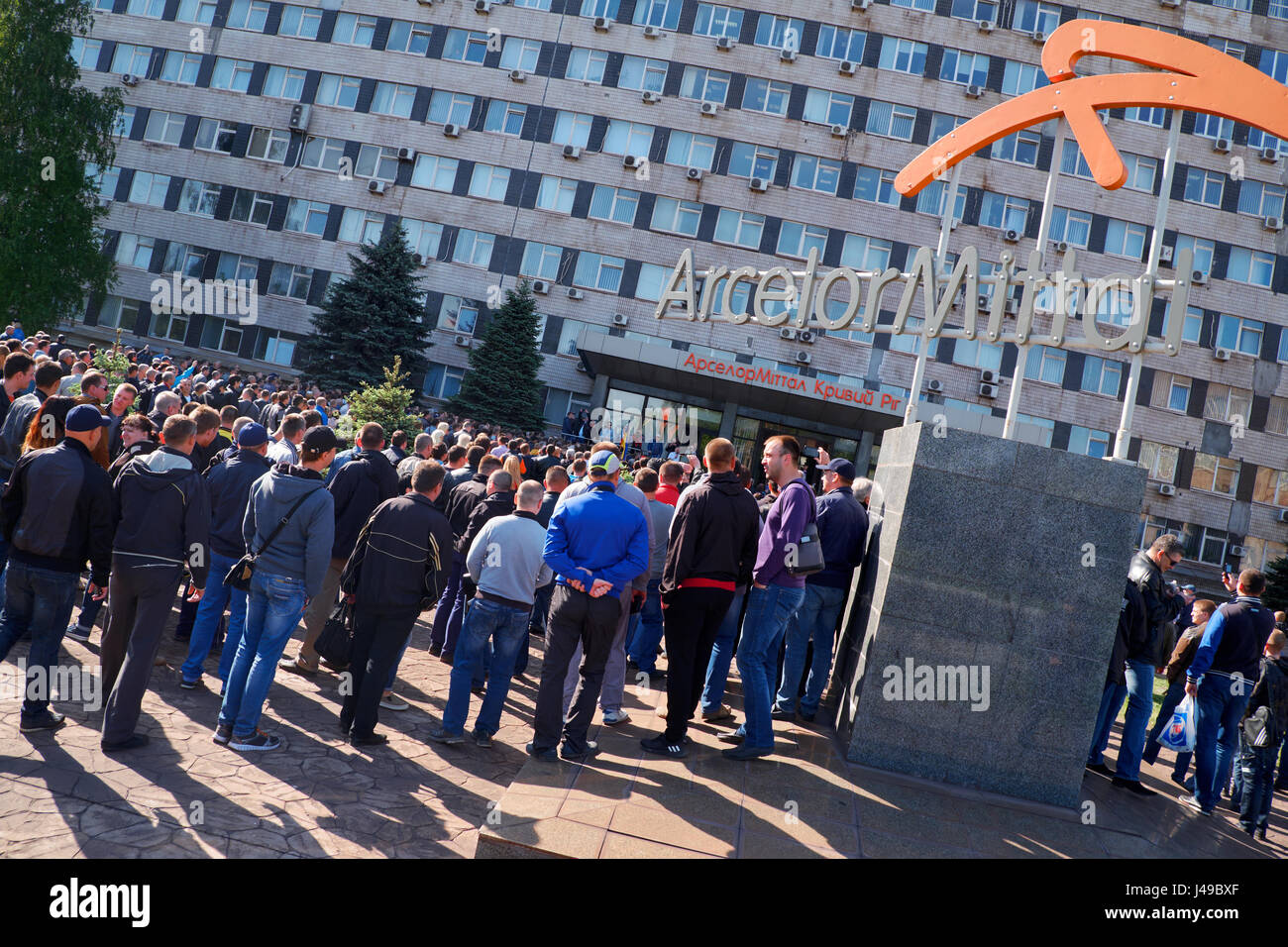 Kryvyï Rih, Ukraine. Le 11 mai, 2017. Les manifestants près de l'usine du bâtiment de direction lors de la réunion avec revendication principale de président-directeur général (PDG) Paramjit Kahlon d'augmenter un salaire mensuel minimum jusqu'à l'équivalent de 1000 euros. Ils ont exigé d'améliorer les conditions sociales et de sécurité en milieu de travail. Crédit : Dmitry Aliokhin/Alamy Live News Banque D'Images