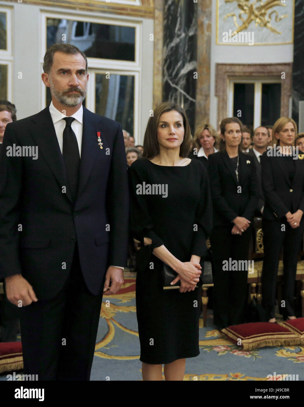 Les rois espagnols Felipe VI et Letizia avec les enfants Pilar, Cristina et Elena de Borbon lors des funérailles par l'Infante Alicia de Borbón-Parma qui a eu lieu aujourd'hui à la chapelle du Palais Royal de Madrid Le jeudi 11 mai 2017. Banque D'Images