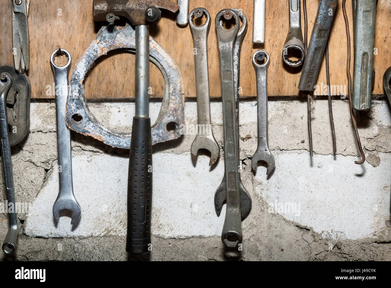 Sur le mur dans le garage, accroché sur un ensemble d'outils anciens pour  des travaux de plomberie Photo Stock - Alamy