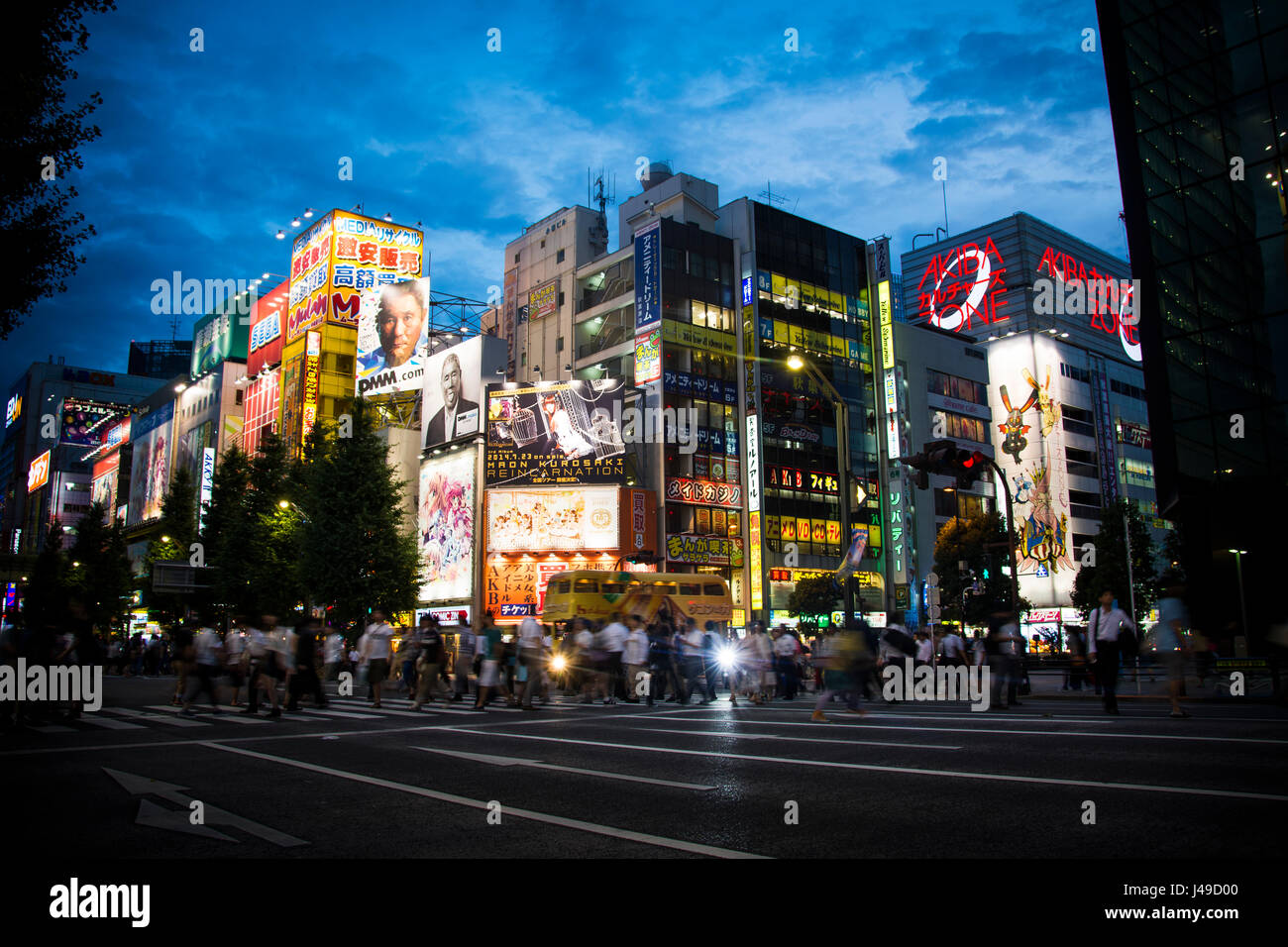 Tokyo Akihabara par nuit Banque D'Images