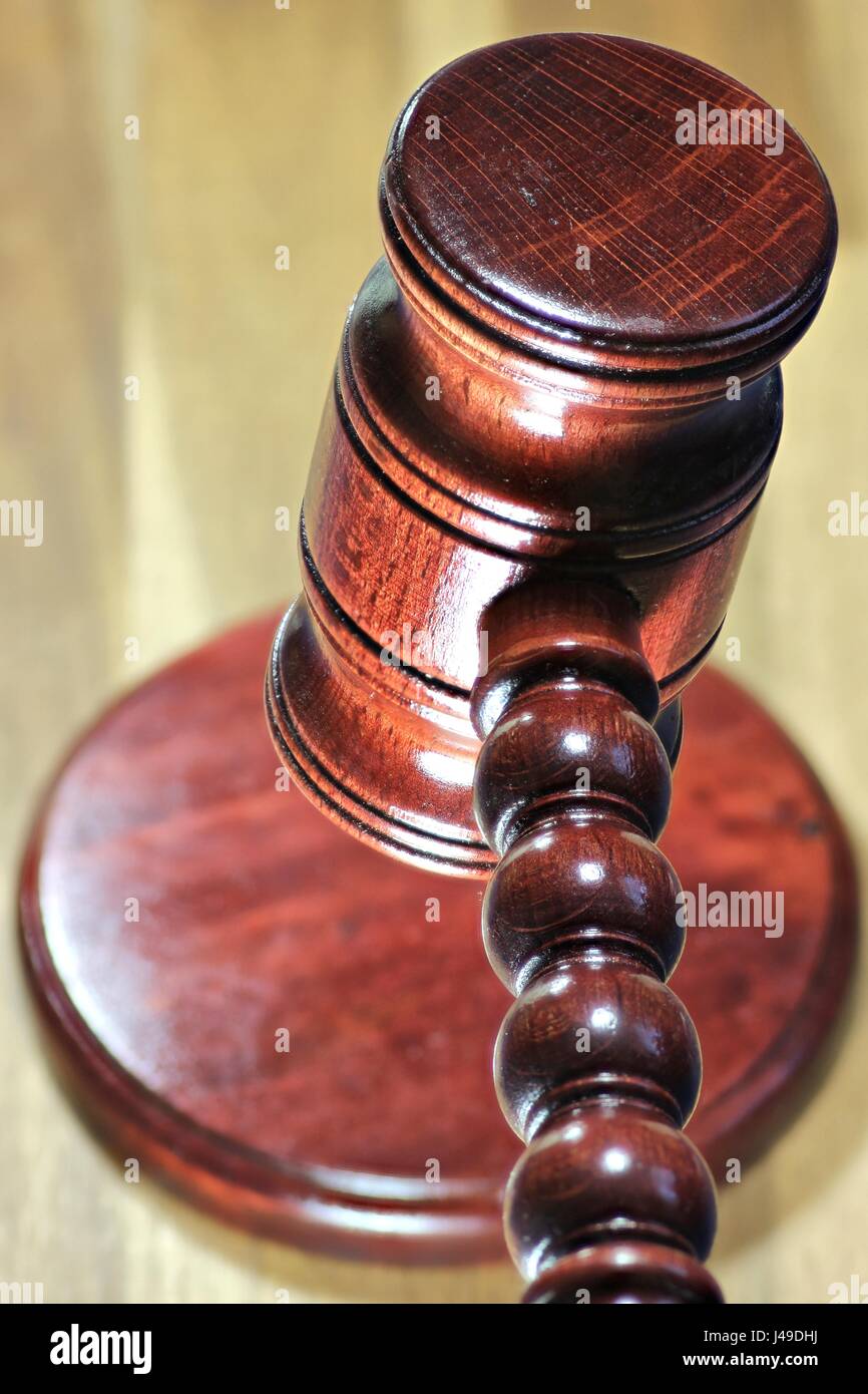 Wooden gavel on desktop Banque D'Images