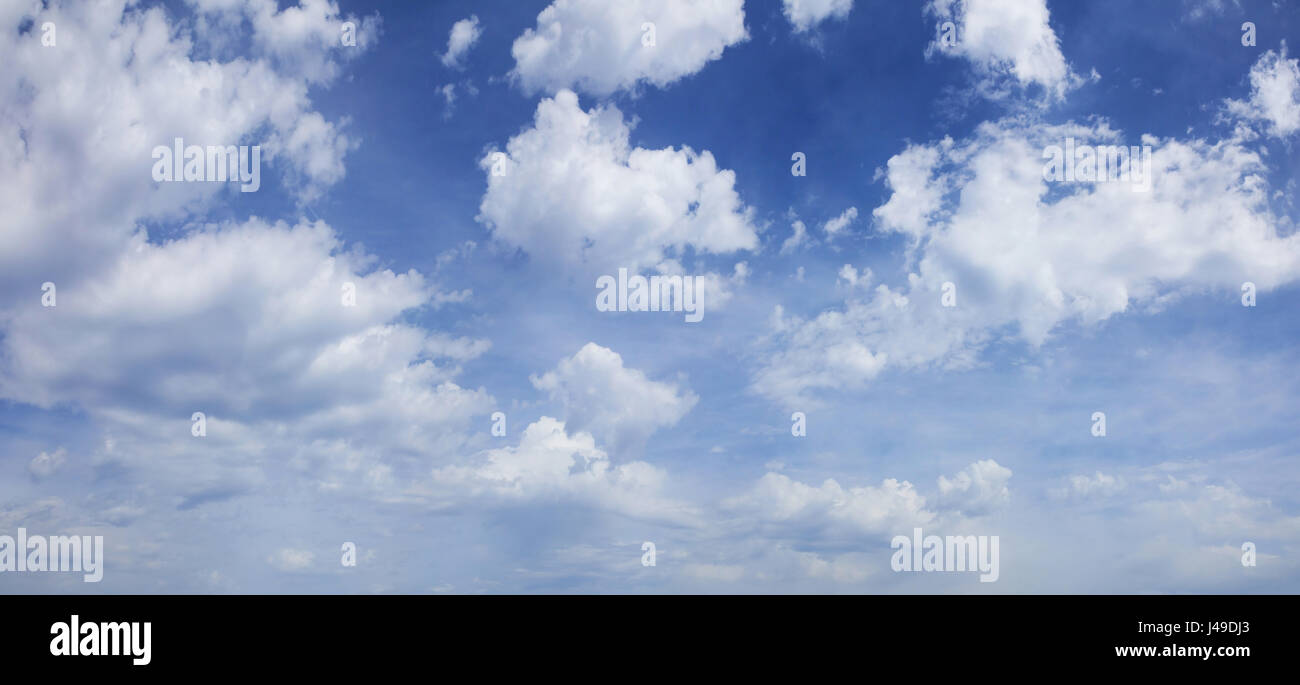 Quelques nuages sur un fond de ciel bleu Banque D'Images