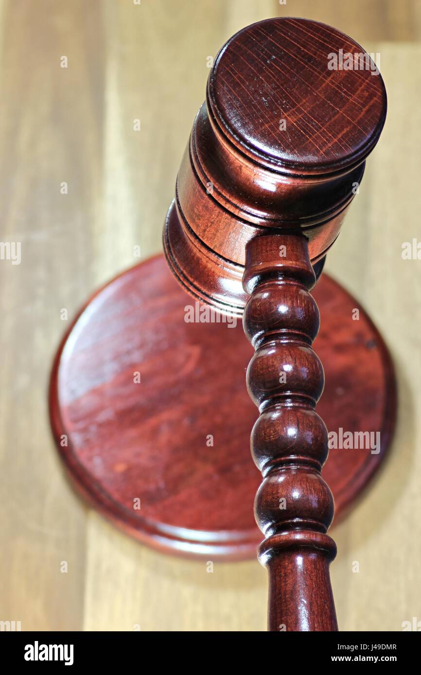 Wooden gavel on desktop Banque D'Images