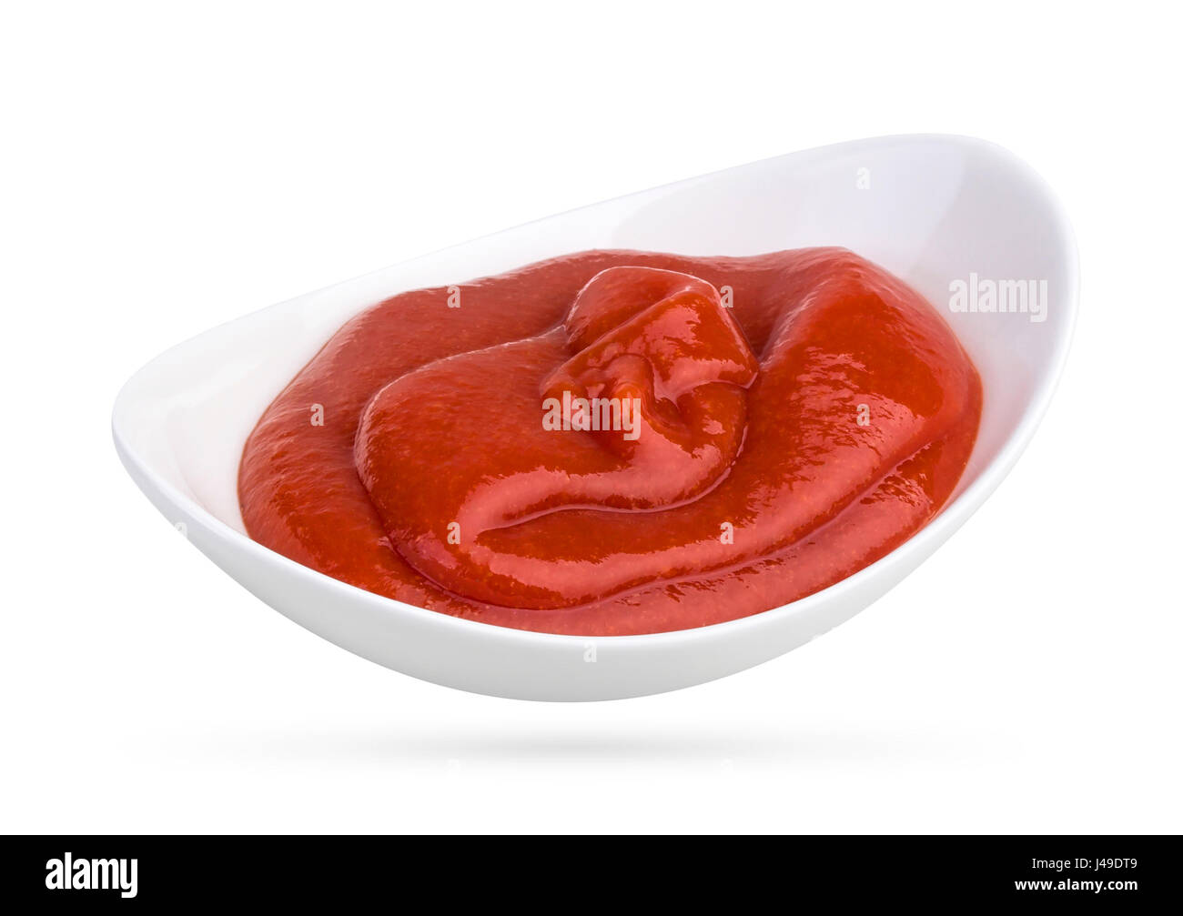 La sauce tomate dans un bol isolé sur fond blanc. With clipping path. Banque D'Images