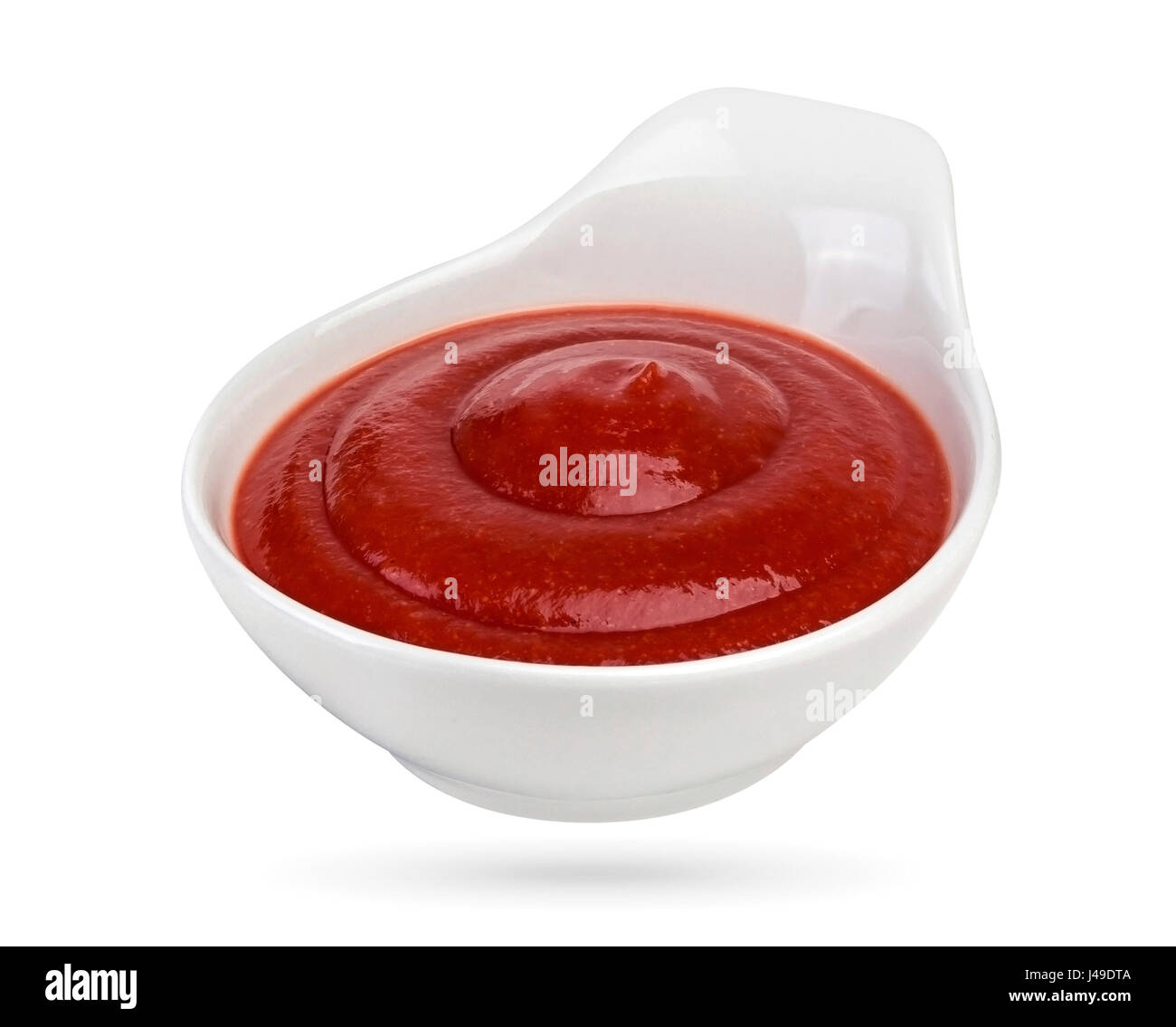 Sauce tomate isolé sur fond blanc. Bol de ketchup. With clipping path. Banque D'Images