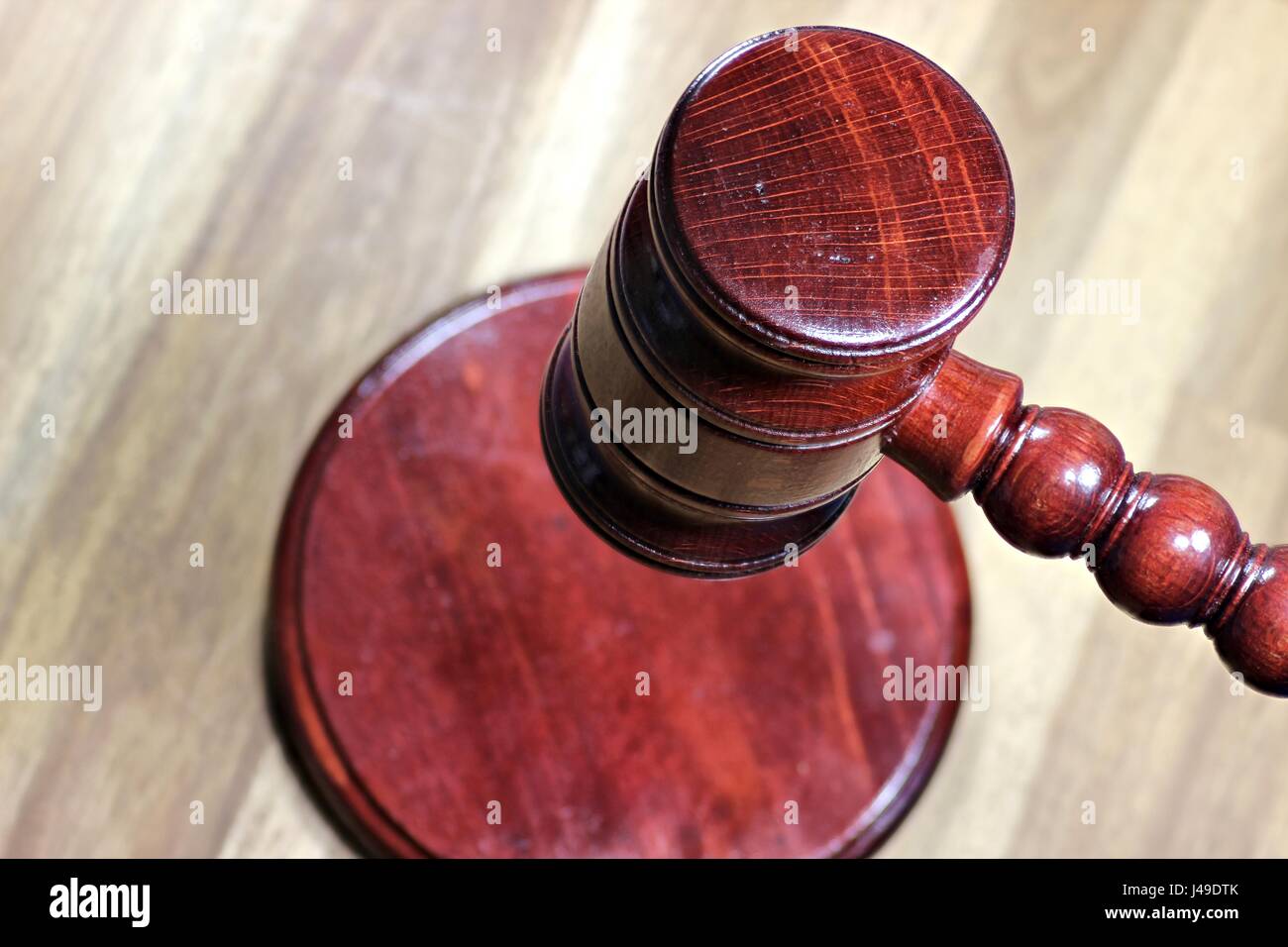 Wooden gavel on desktop Banque D'Images
