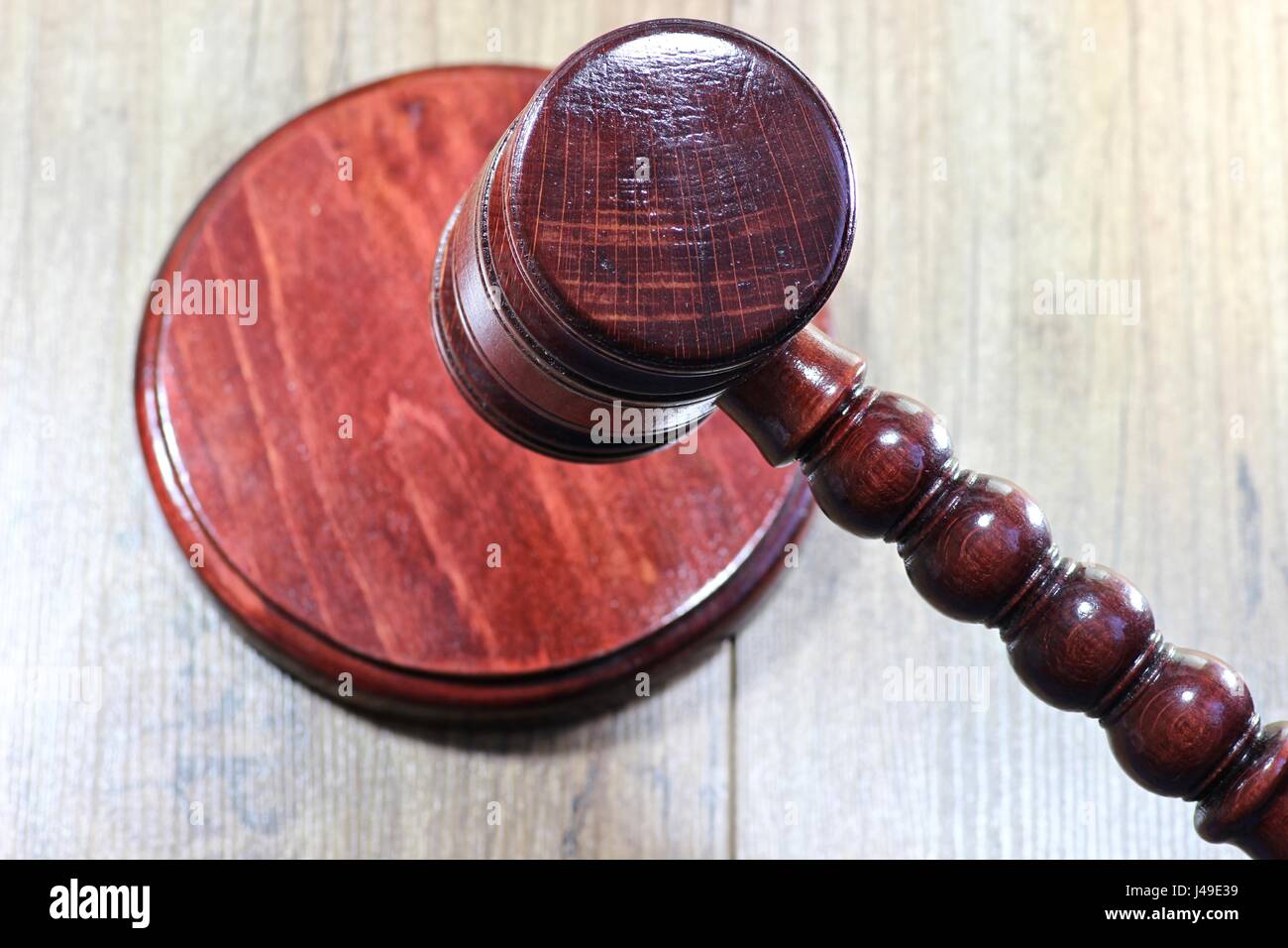 Wooden gavel on desktop Banque D'Images