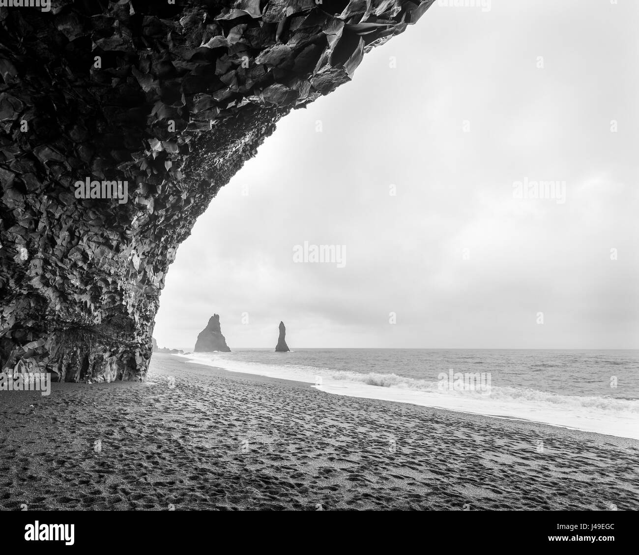 Grotte de basalte à plage Reynisfjara qui jouit dans le sud de l'Islande Banque D'Images