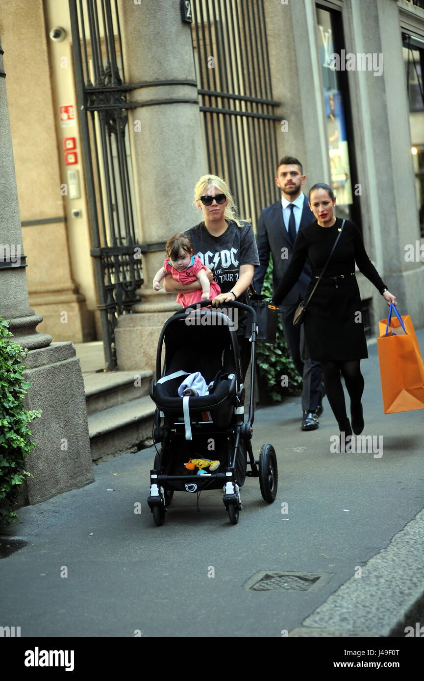 Milan, Wanda Nara shopping center avec bébé et le pilote Wanda Nara vient  au centre avec peu d'Isabella et après avoir été 'GUCCI' elle a également  rejoint le 'LOUIS VUITTON' boutique pour