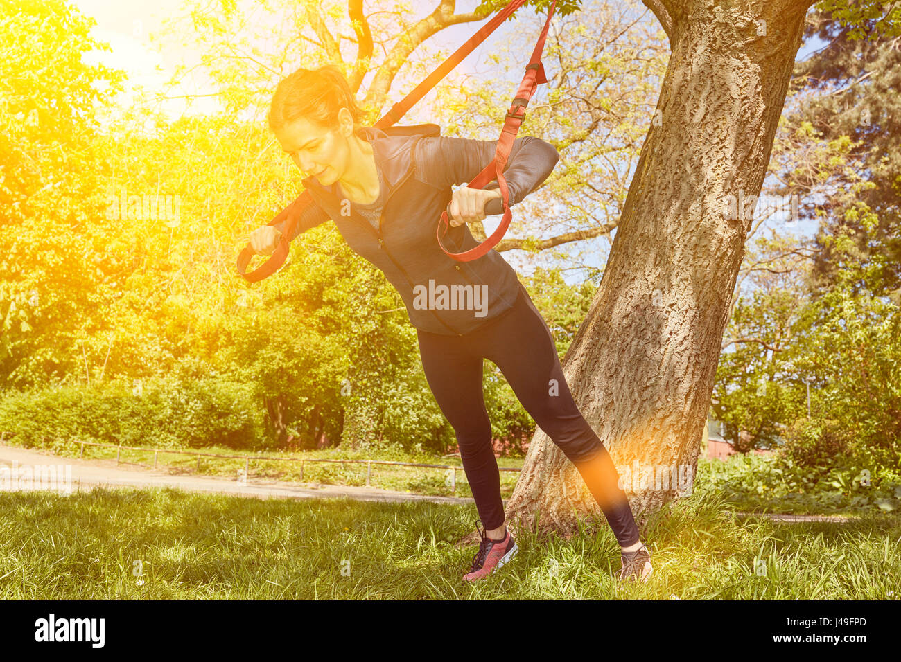 Jeune femme fait à la formation de suspension en été Banque D'Images