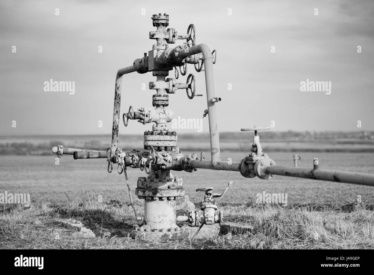 Vieux gazoduc dans le milieu du terrain. L'extraction de gaz naturel de stockage. L'Ukraine. Banque D'Images