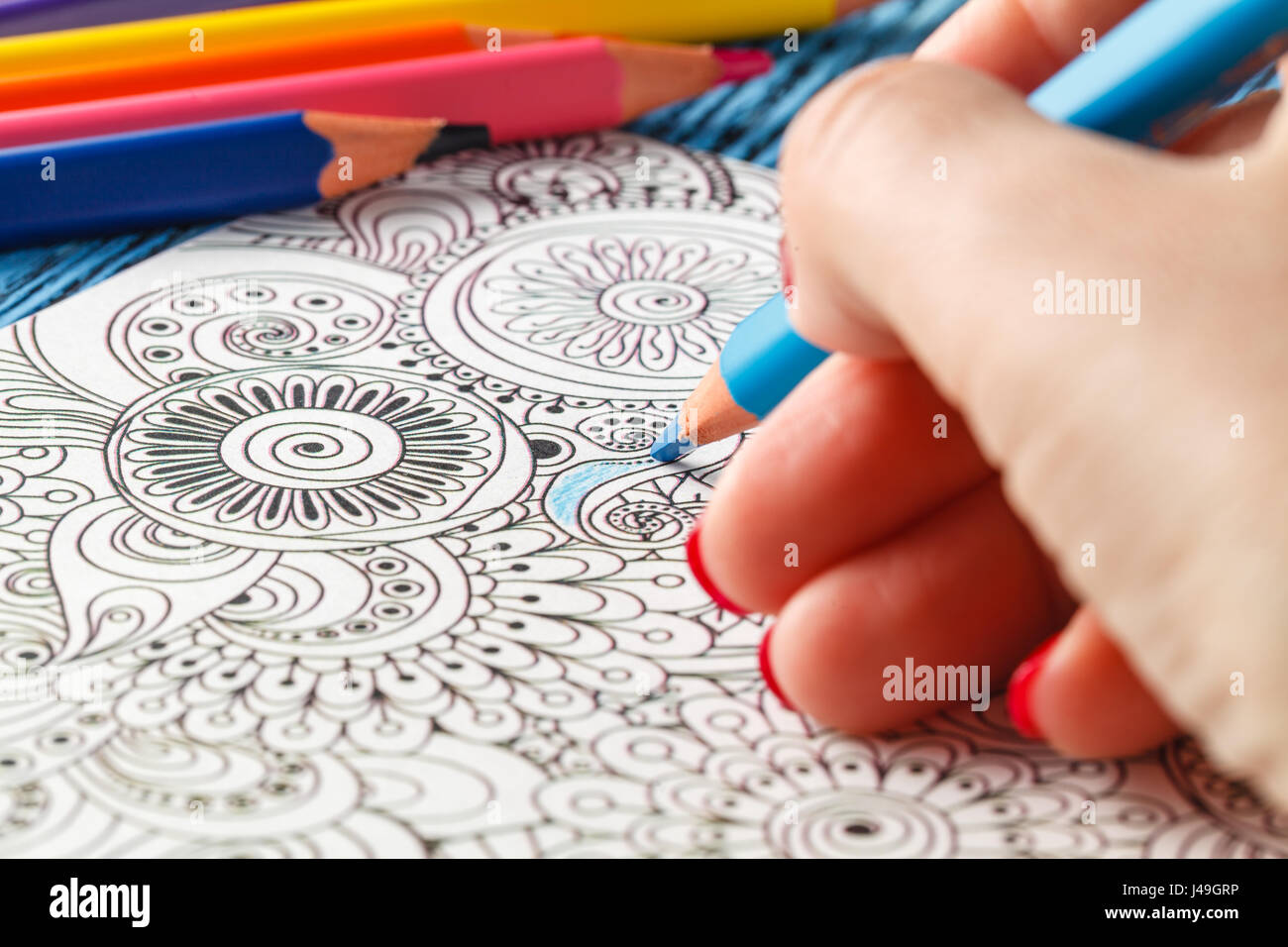 Des profils des livres de coloriage crayons de couleur tendance anti