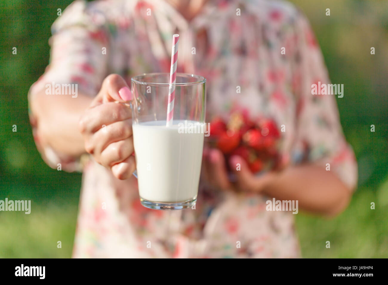 Femme tenant un verre de lait, concept de soins de santé Banque D'Images