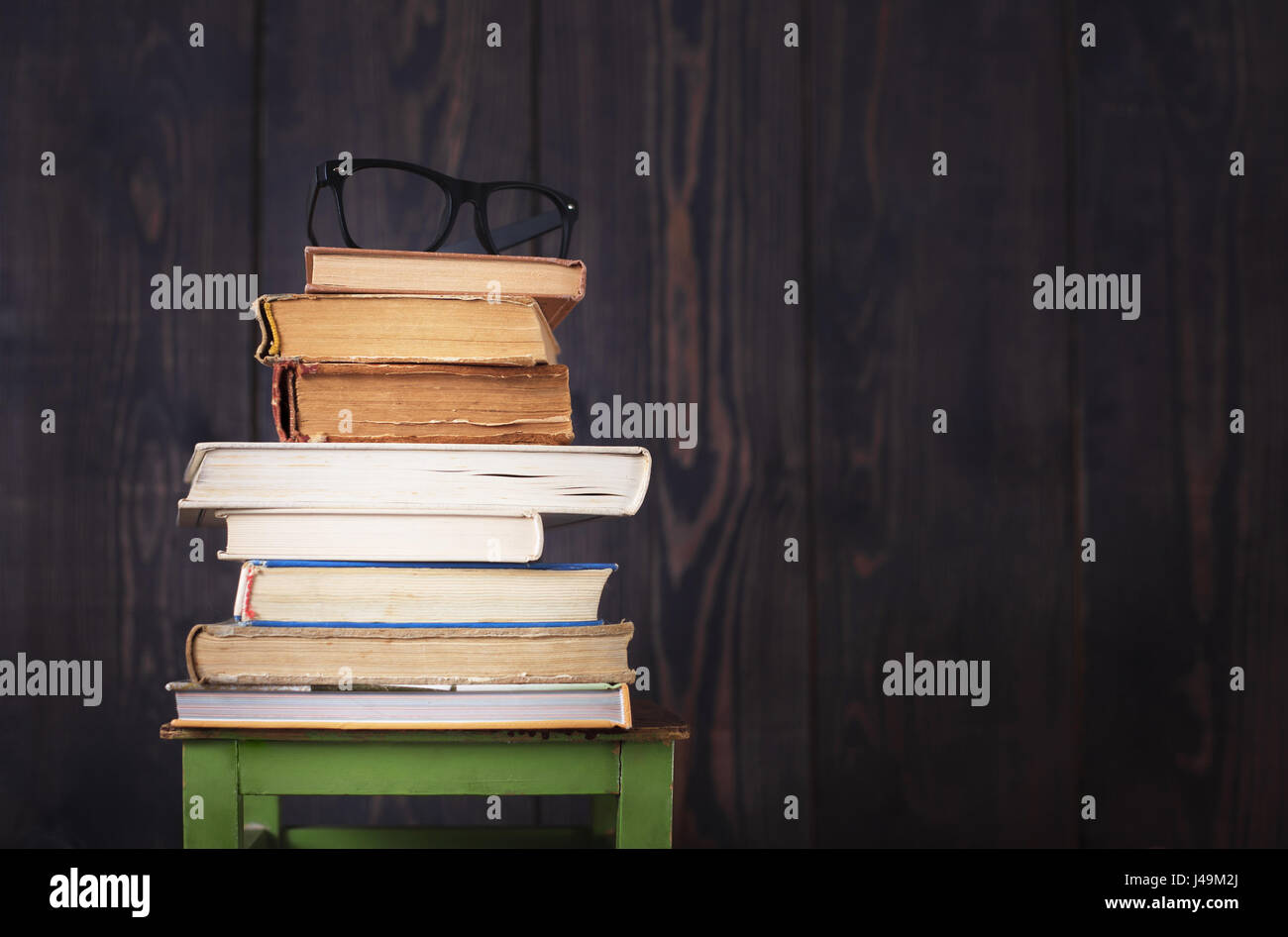Pile de livres et les verres à partir du haut, un studio tourné en style rétro. Banque D'Images
