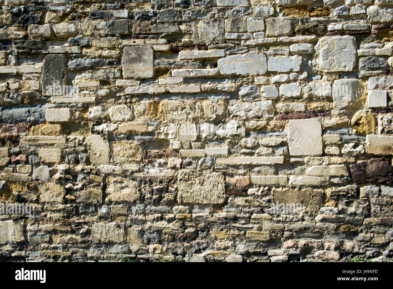 Vieux Mur de pierre négligées texture de fond plein cadre Banque D'Images