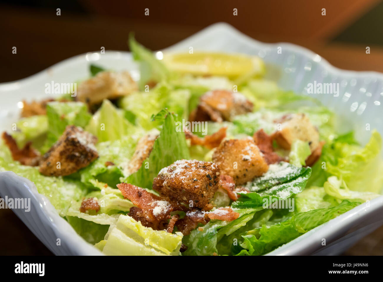 Une salade césar, fraîchement préparés en utilisant uniquement des aliments d'origine locale. Banque D'Images
