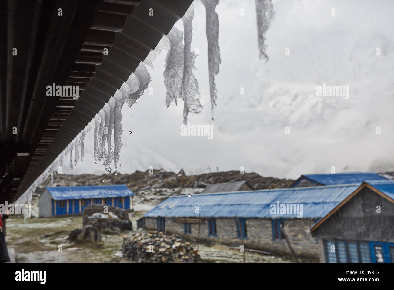 Hébergement à distance dans les vallées de la chaîne de montagnes de l'Himalaya, au Népal. Banque D'Images