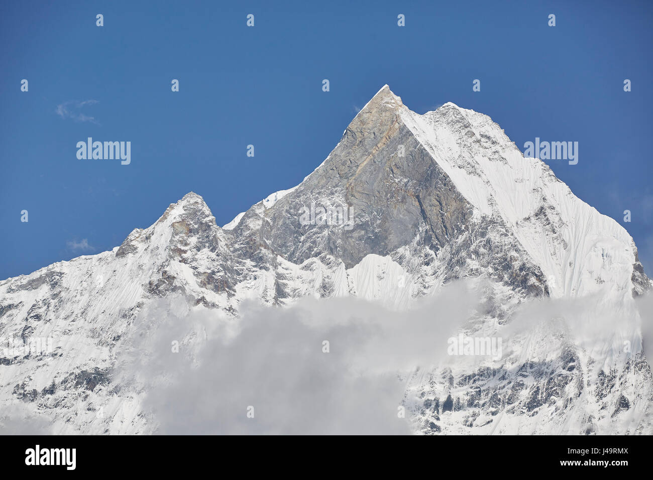 En regardant une chaîne de montagnes de l'Himalaya. Camp de base de l'Annapurna Trek. Banque D'Images