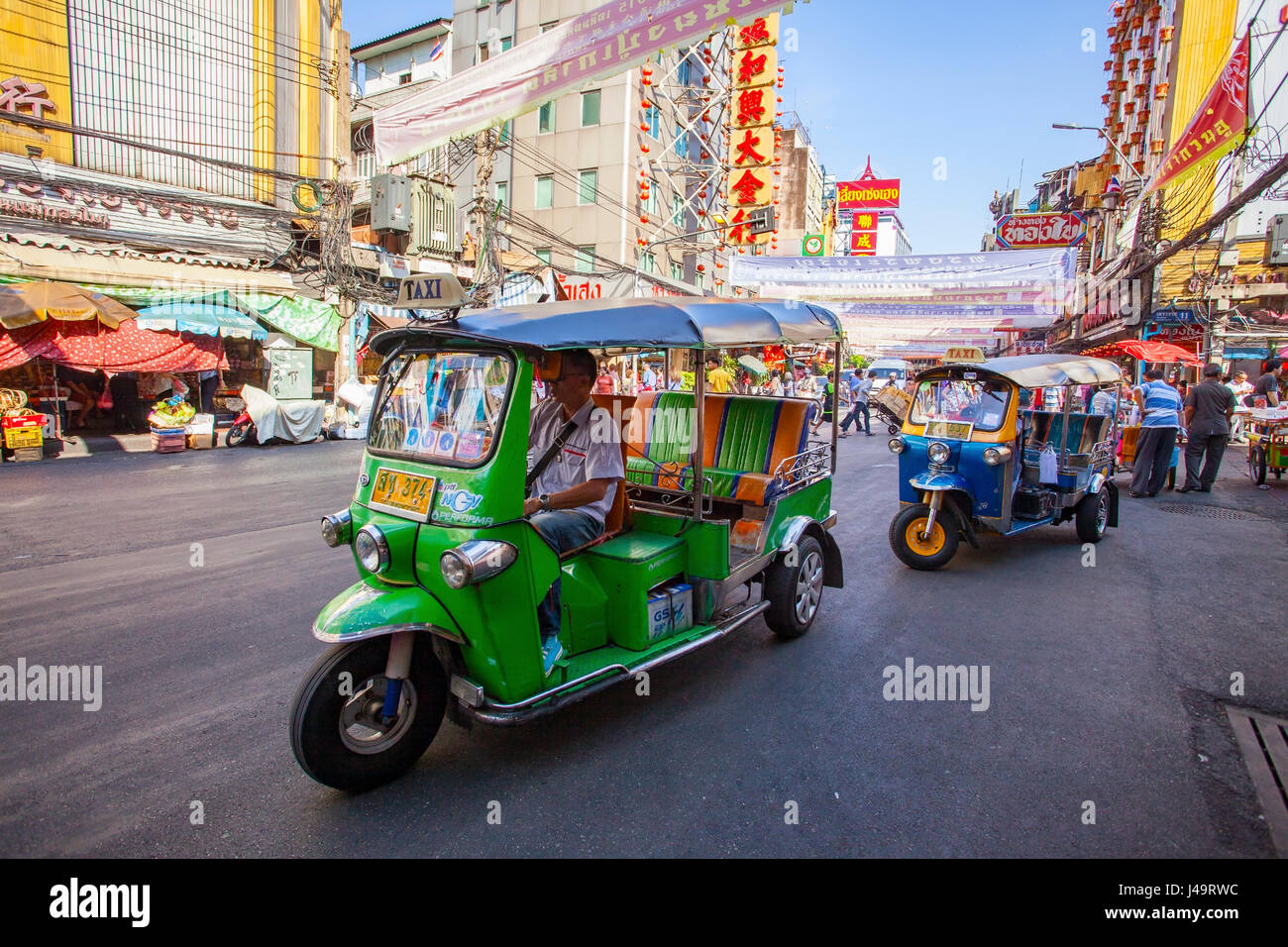 Thaïlande Bangkok - Dec 24 : Un TukTuk voiture sur le trafic de Yaowarat Road rue principale de Chinatown, l'un des monument de Bangkok à Bangkok en février 24,2015 i Banque D'Images