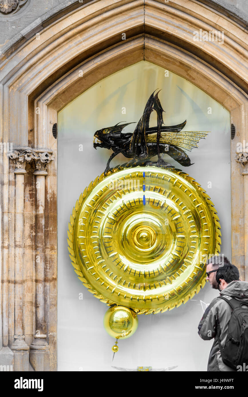 Douze heures de la journée sur la grande horloge et chronophage (temps-eater) conçu par John Taylor et installés à l'extérieur de Corpus Christi College de l'univ Banque D'Images