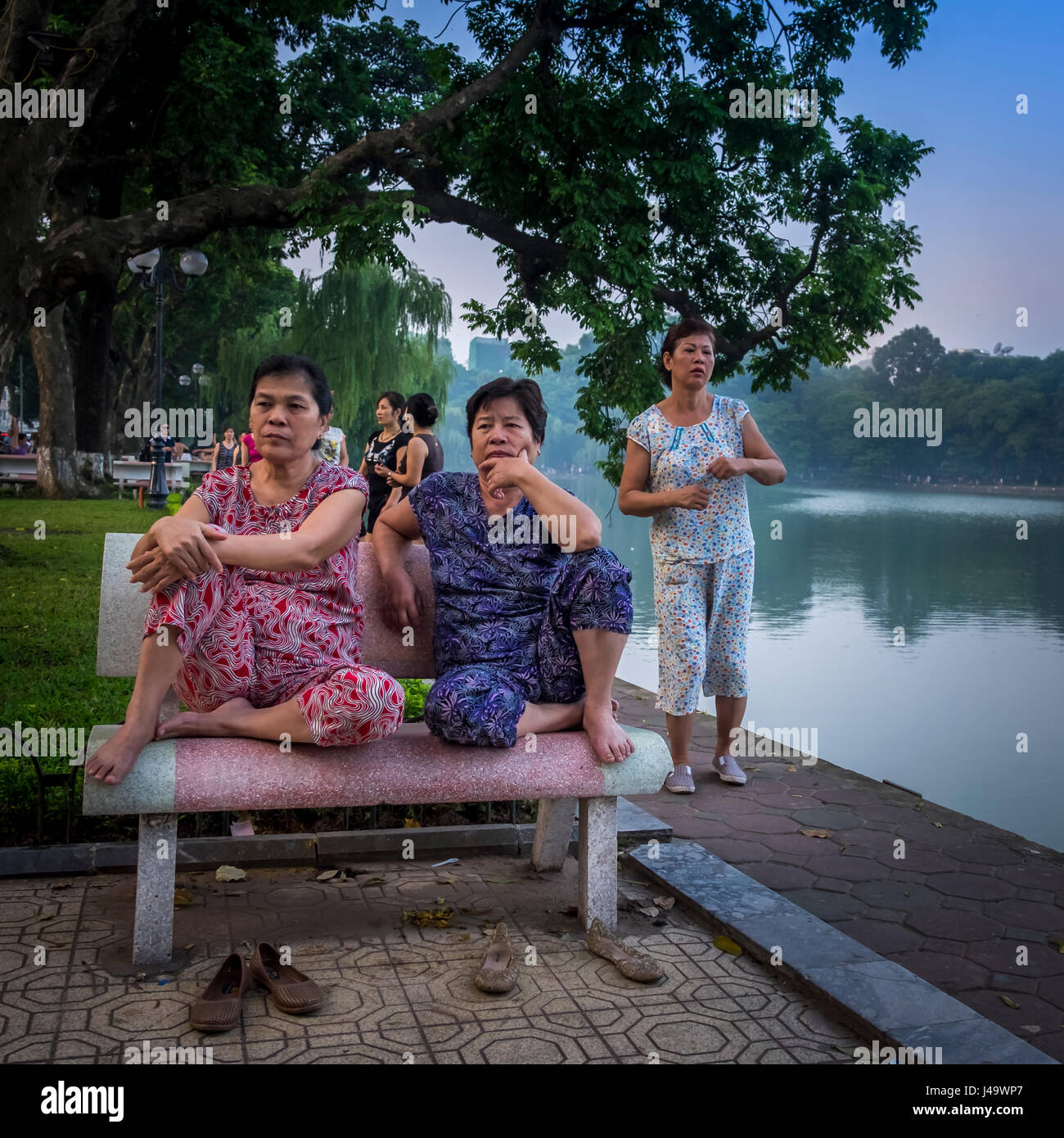 HANOI, VIETNAM - CIRCA SEPTEMBRE 2014 : au petit matin sur le lac Hoan Kiem, à Hanoi. Banque D'Images
