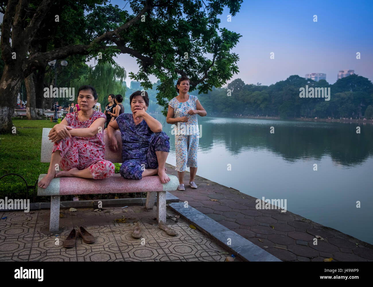 HANOI, VIETNAM - CIRCA SEPTEMBRE 2014 : au petit matin sur le lac Hoan Kiem, à Hanoi. Banque D'Images