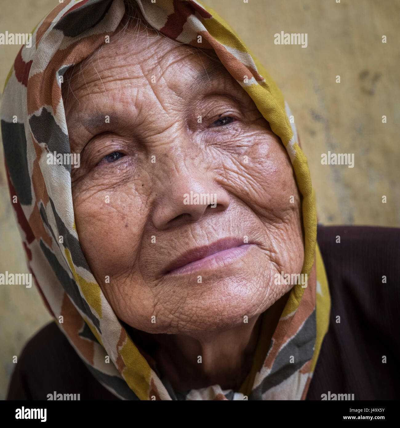 HANOI, VIETNAM - CIRCA SEPTEMBRE 2014 : Portrait de vieille femme vietnamienne dans les rues de Hanoi au Vietnam. Banque D'Images