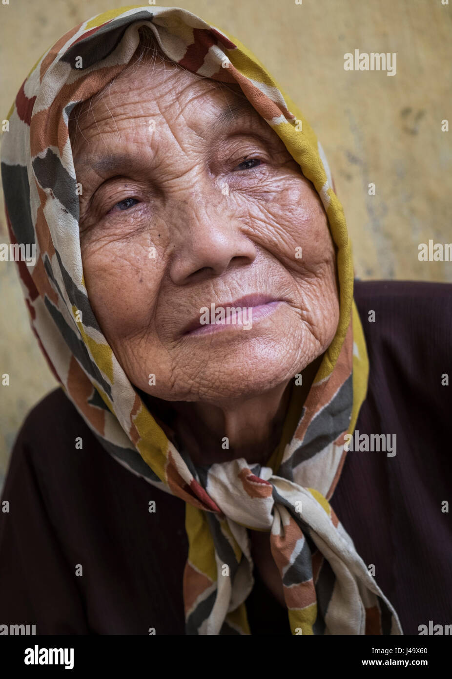 HANOI, VIETNAM - CIRCA SEPTEMBRE 2014 : Portrait de vieille femme vietnamienne dans les rues de Hanoi au Vietnam. Banque D'Images