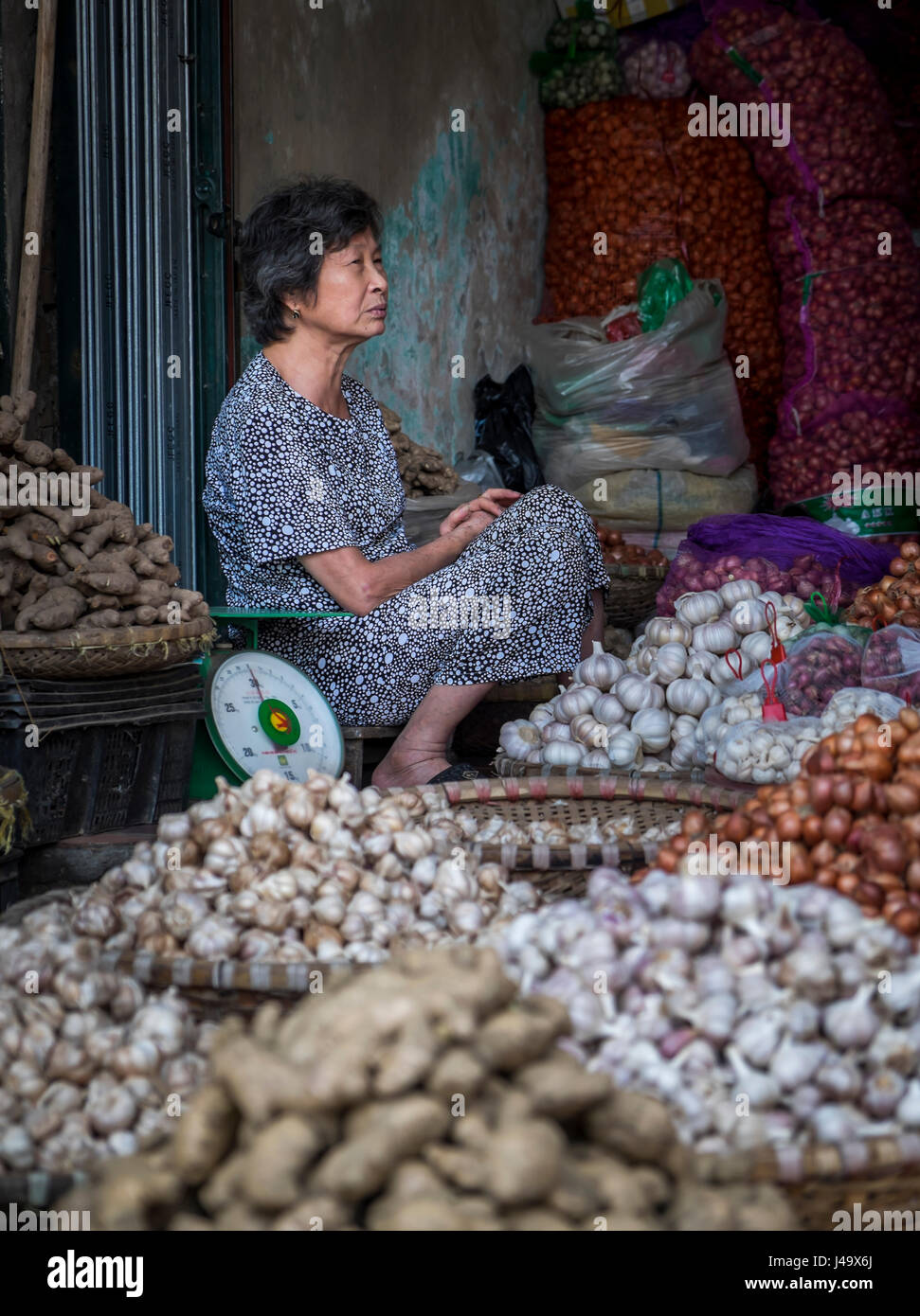 HANOI, VIETNAM - CIRCA SEPTEMBRE 2014 : Portrait de femme vietnamienne la vente de légumes dans les rues de Hanoi, Vietnam. Banque D'Images