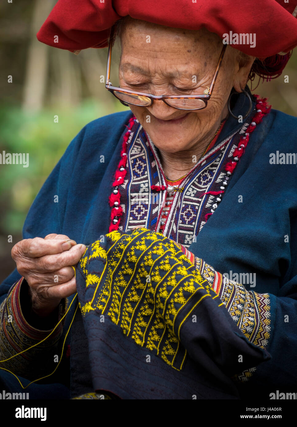 SAPA, Vietnam - CIRCA SEPTEMBRE 2014 : vieille femme de la minorité Dao rouge en tricot Ta Phin Village près de Sapa, Vietnam du Nord. Banque D'Images