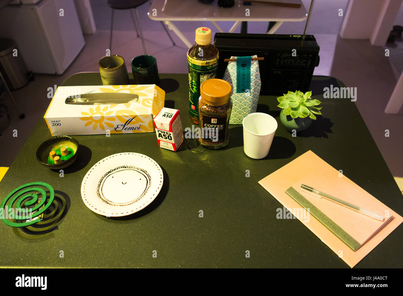 Un exemple de vie japonais à partir d'une table de cuisine est en exposition au Barbican Centre exposition appelée la Maison japonaise : Architecture et de la vie Banque D'Images