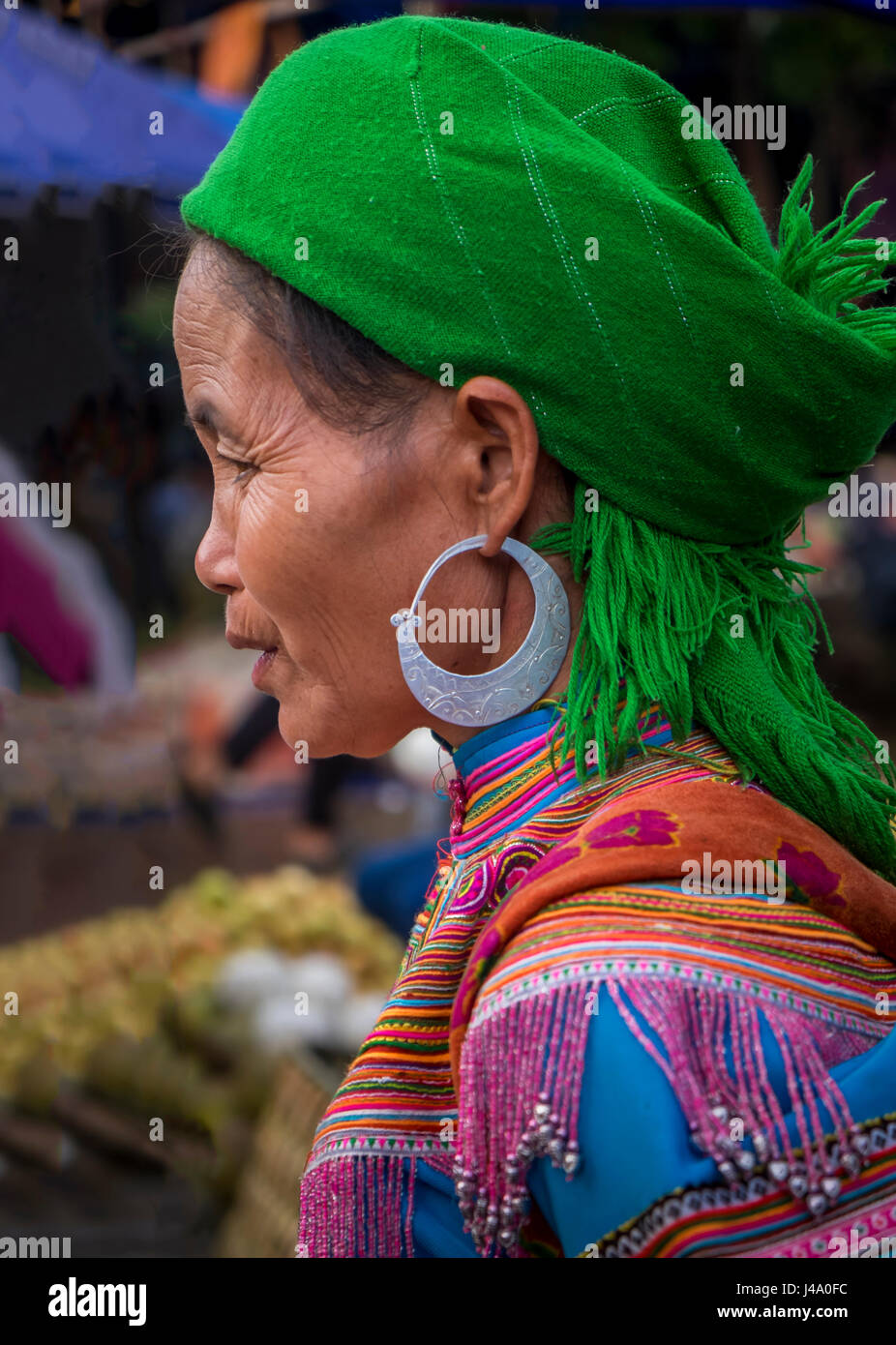 BAC HA, VIETNAM - CIRCA SEPTEMBRE 2014 : profil de femme Hmong au Bac Ha marché le dimanche, le plus grand marché de la minorité de personnes dans le nord du Vietnam Banque D'Images
