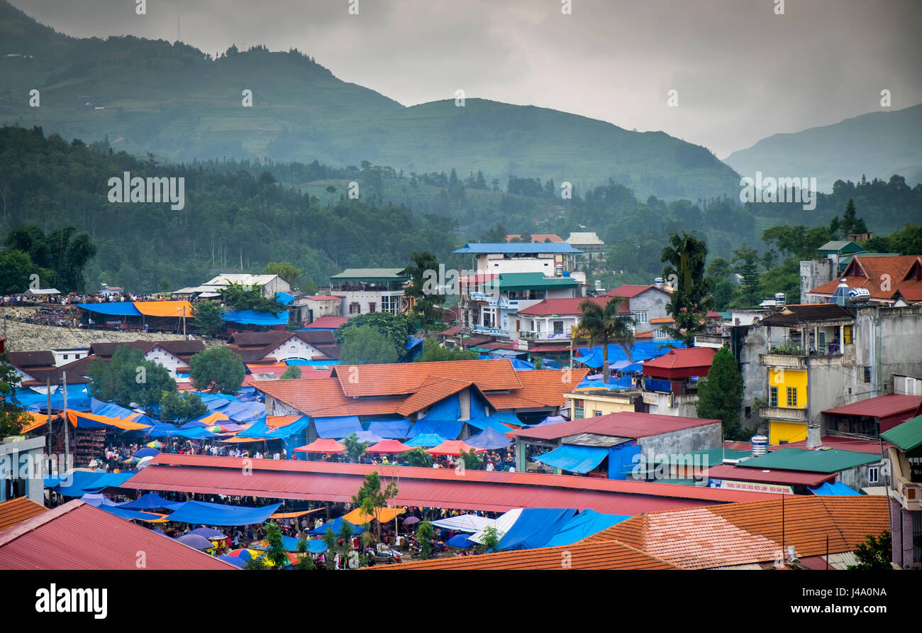BAC HA, VIETNAM - CIRCA SEPTEMBRE 2014 : toits à Bac Ha marché le dimanche, le plus grand marché de la minorité de personnes dans le nord du Vietnam Banque D'Images