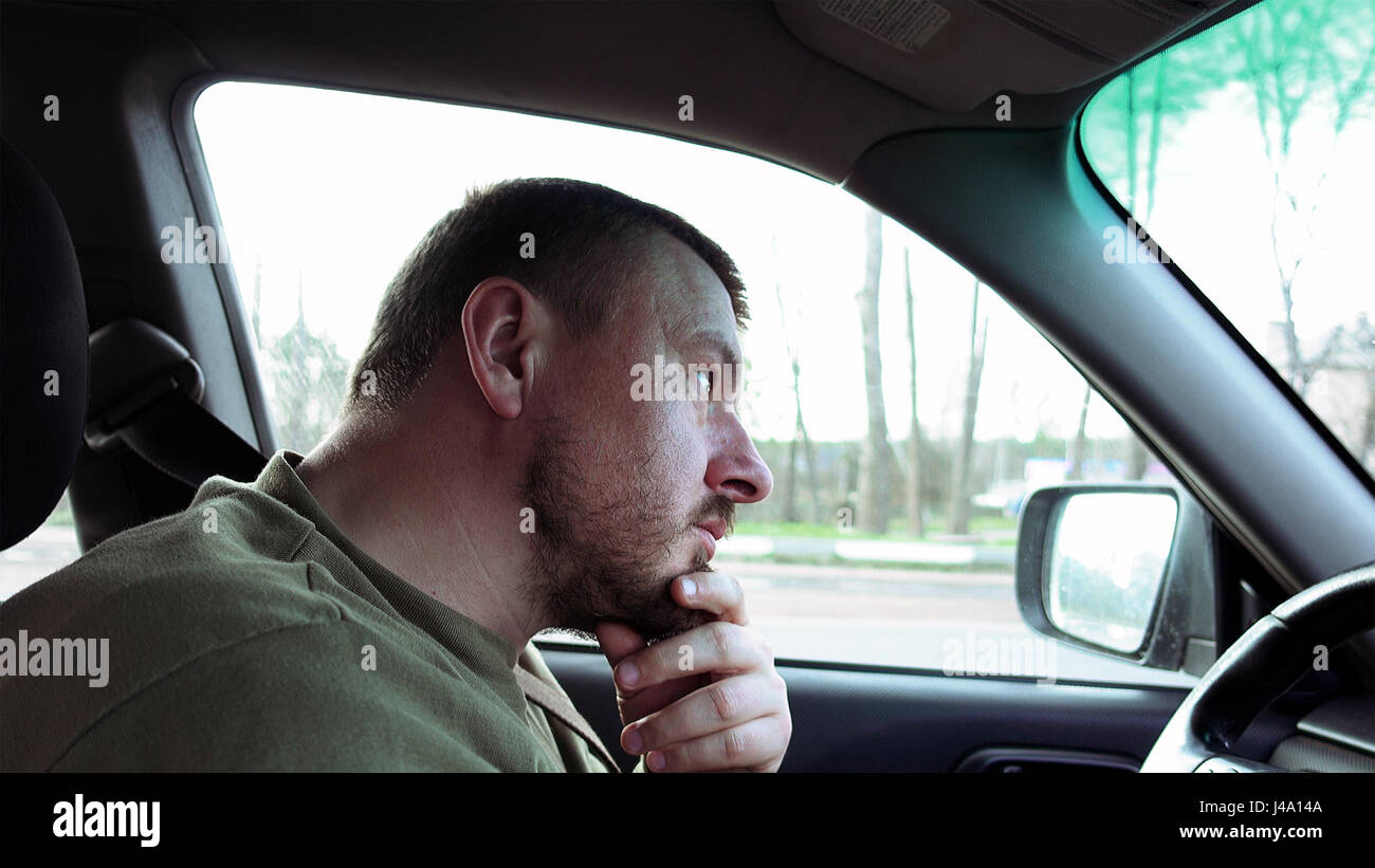 Homme barbu pilote doit attendre le feu vert Banque D'Images