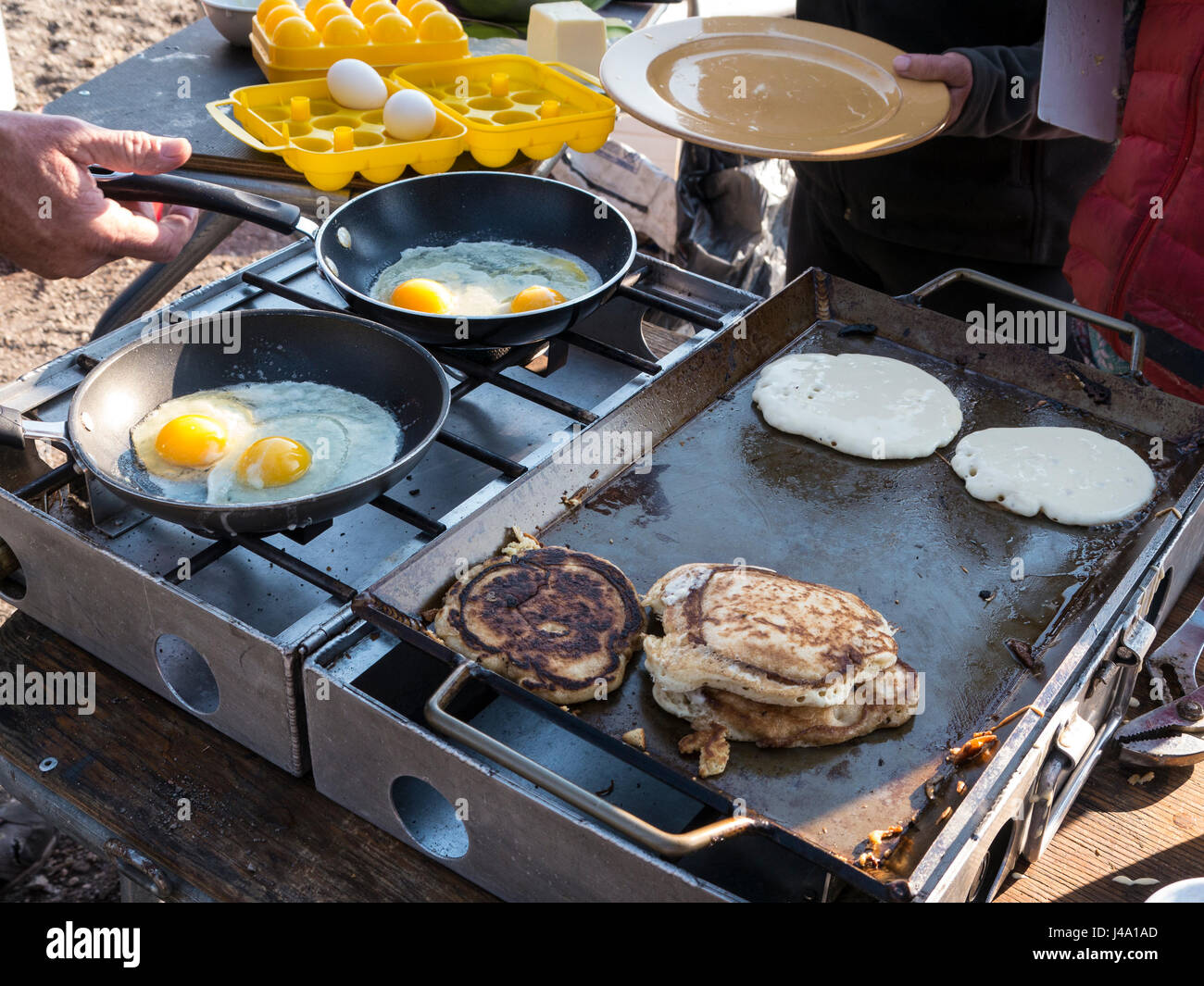 Petit-déjeuner dans la fabrication, Yellowstone Lake Camp, aventures et de loin, le Parc National de Yellowstone, Wyoming. Banque D'Images