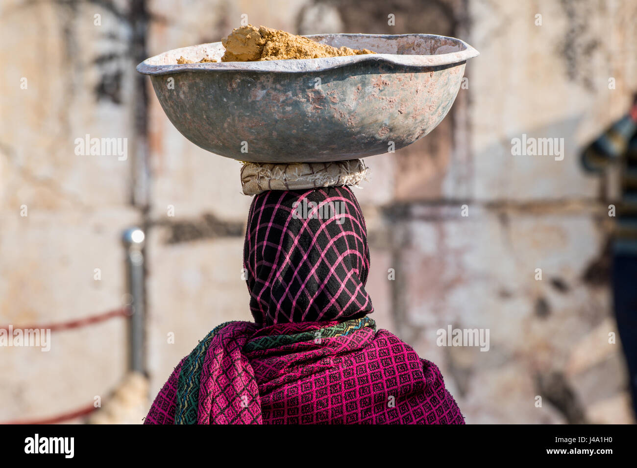 Jaipur, Inde ; Fort Amber - femme indienne avec la cuvette sur la tête. Banque D'Images