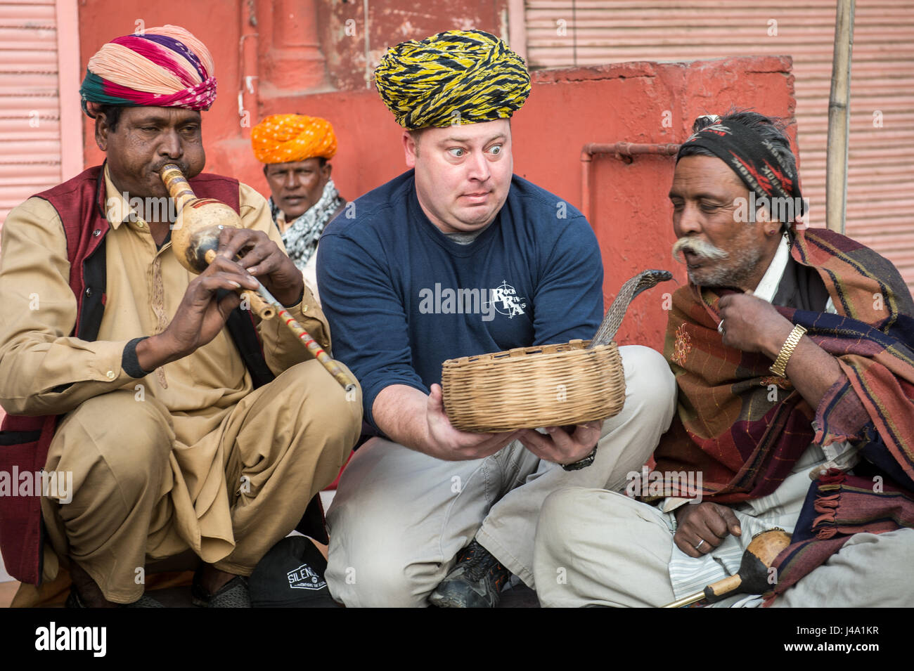 Touriste avec charmeurs à Jaipur, Inde. Banque D'Images