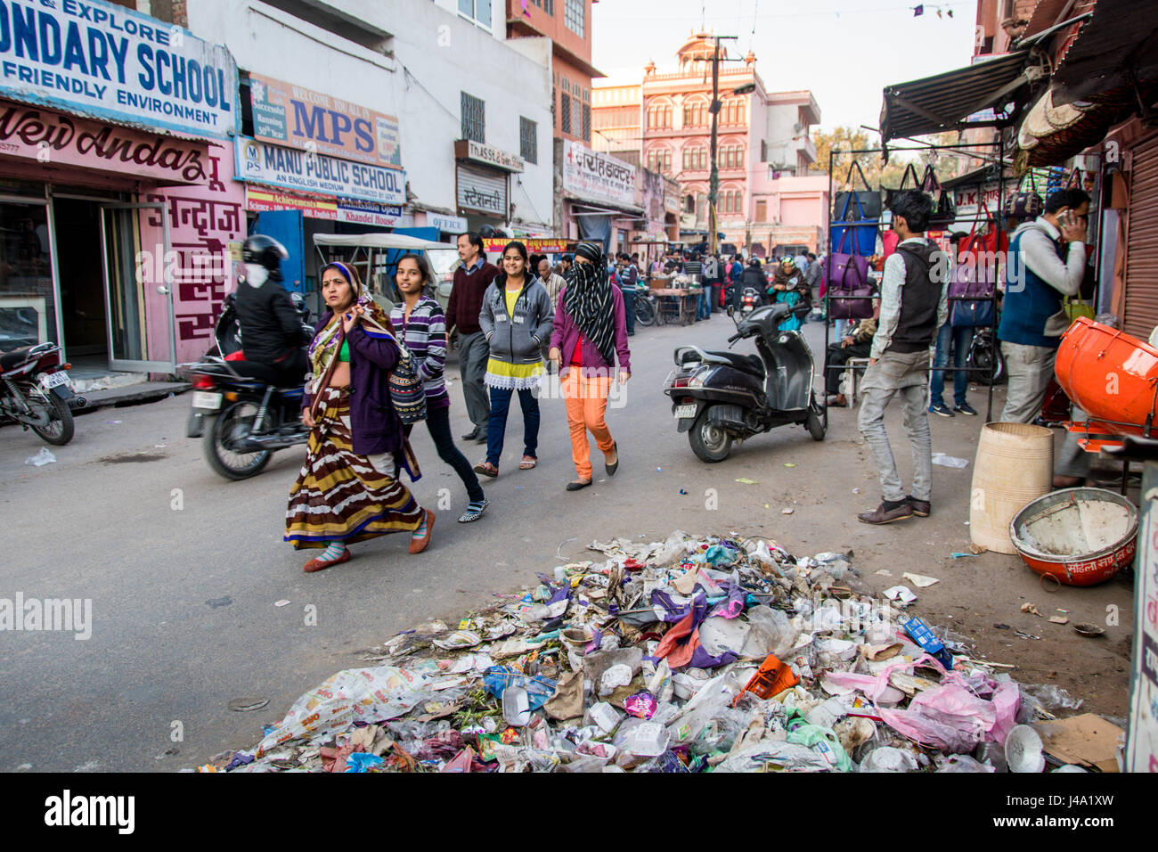 Johri Bazaar ; Indiens marcher dans les rues de Jaipur, Inde Banque D'Images