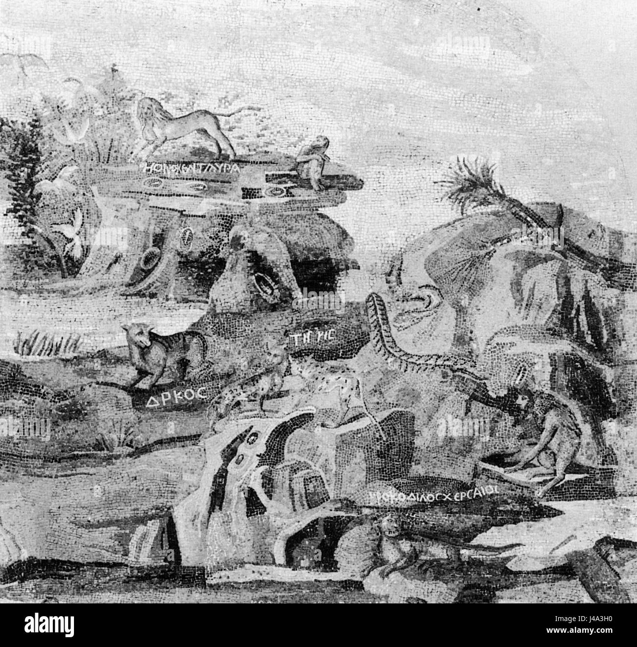 La mosaïque du Nil de Praeneste est une œuvre d'art romaine antique représentant des scènes du Nil. Les sections 7 et 1b présentent des détails complexes de la vie et du paysage égyptiens, révélant des représentations mythologiques et réalistes de la région. La mosaïque est un exemple clé de l'intérêt romain pour les cultures étrangères et leur capacité à reproduire et adapter les traditions artistiques étrangères. Banque D'Images