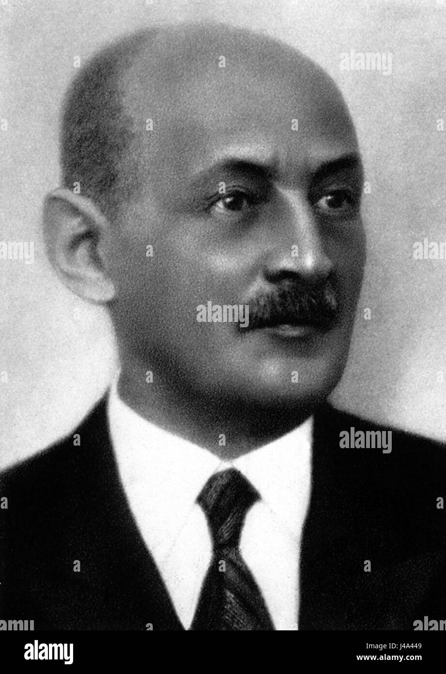 Un portrait de Jesensky Janko, un individu du début du XXe siècle, mettant en valeur les traits détaillés du sitter, vêtu de vêtements d'époque. Ce portrait offre un aperçu de la mode et du style de portrait de l'époque. Banque D'Images