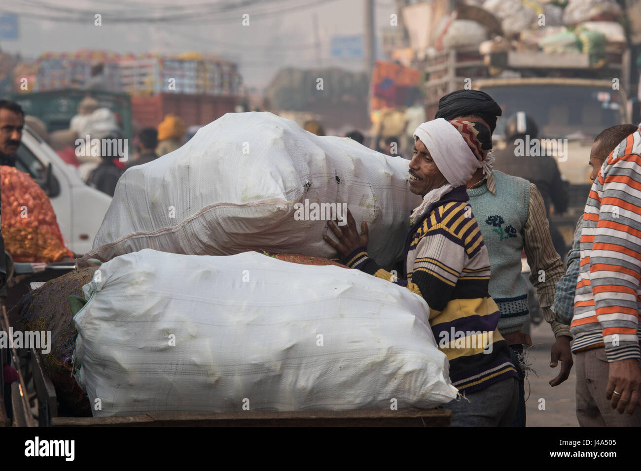 Le transport des marchandises à travers les rues de New Delhi, Inde. Banque D'Images