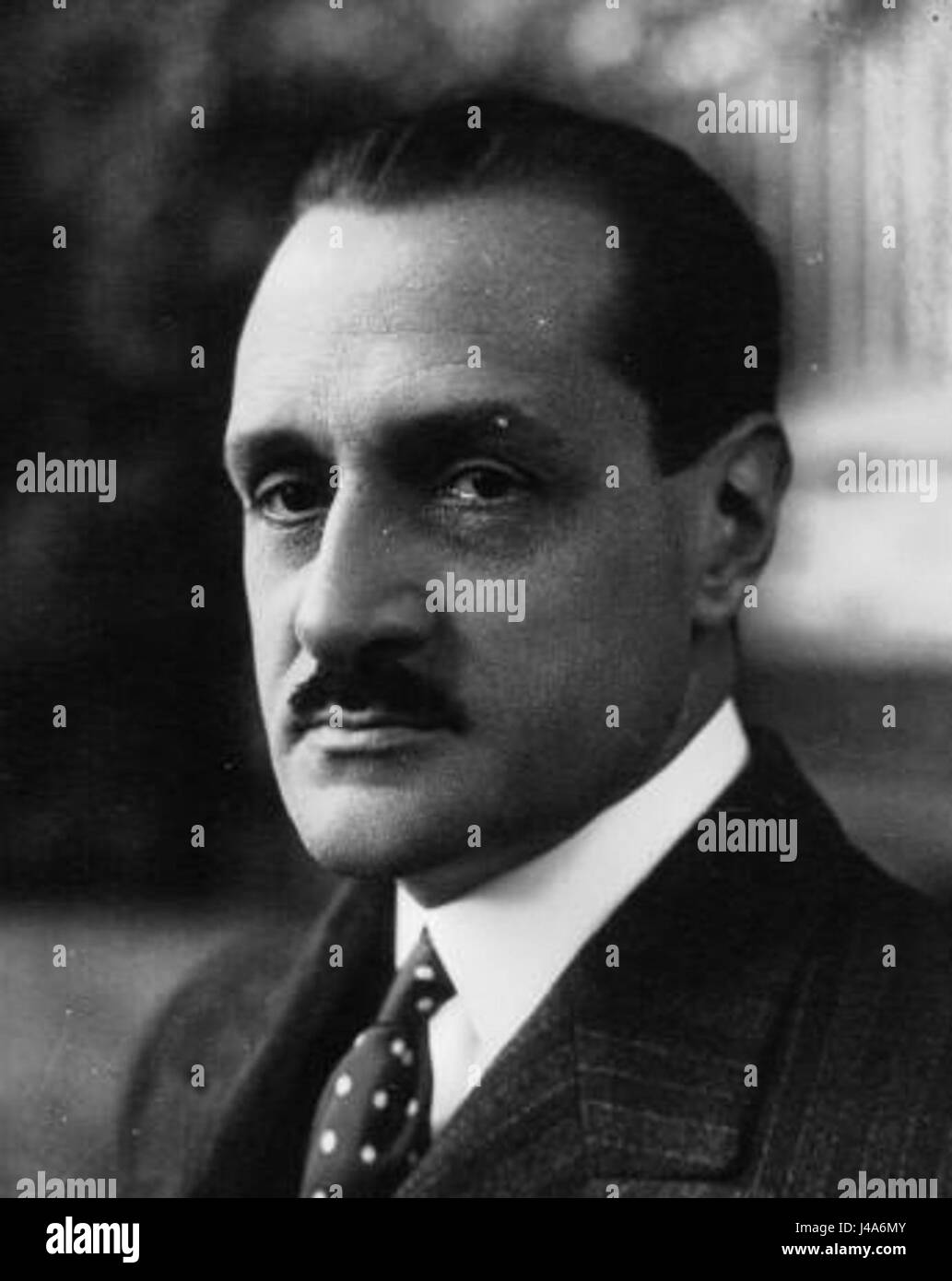 Robert Esnault-Pelterie est un pionnier et ingénieur français connu pour son travail dans le domaine de l'aéronautique. Cette référence se rapporte probablement à ses contributions aux débuts de l'aviation dans les années 1930 Banque D'Images