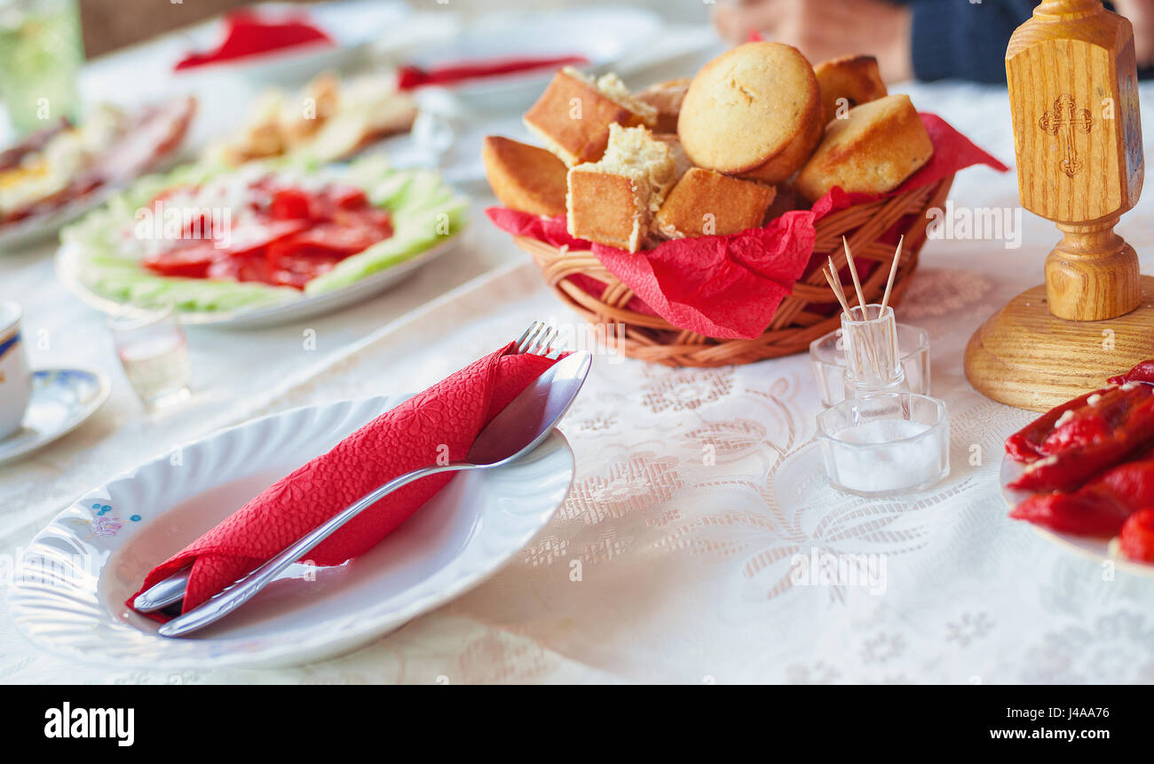 Table préparée pour le déjeuner le jour du saint en Serbie, les fêtes religieuses orthodoxes traditionnelles appelées slava. Banque D'Images