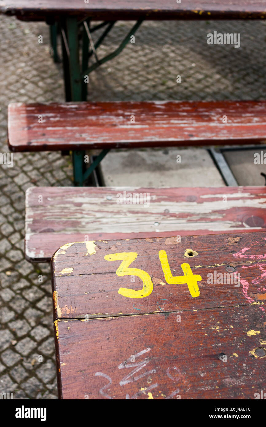 Le nombre 34 sur un vieux banc en Allemagne. Banque D'Images