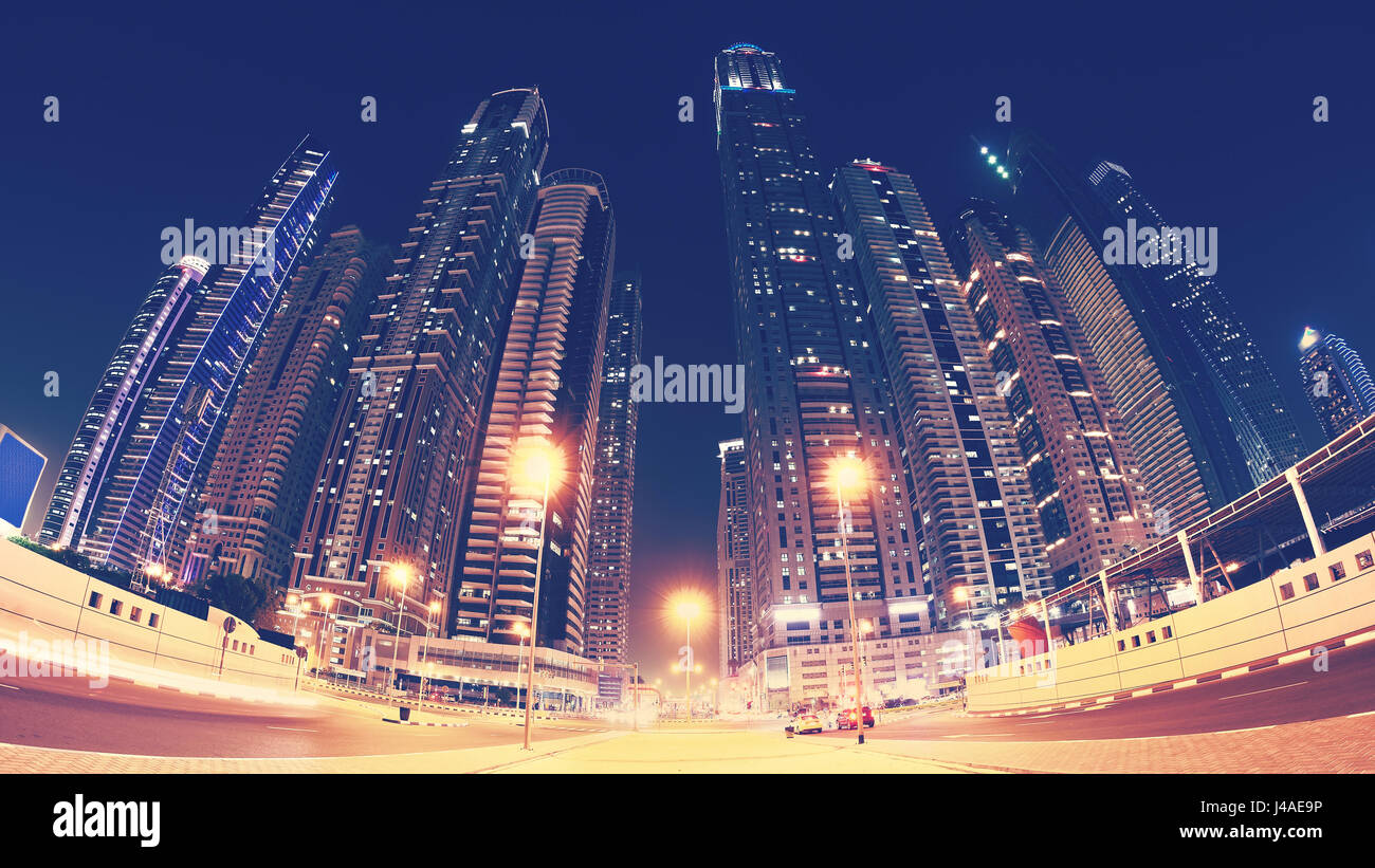 Objectif Fisheye photo de la ville de Dubaï en centre-ville la nuit, harmonisation des couleurs appliquées, aux Émirats arabes unis. Banque D'Images