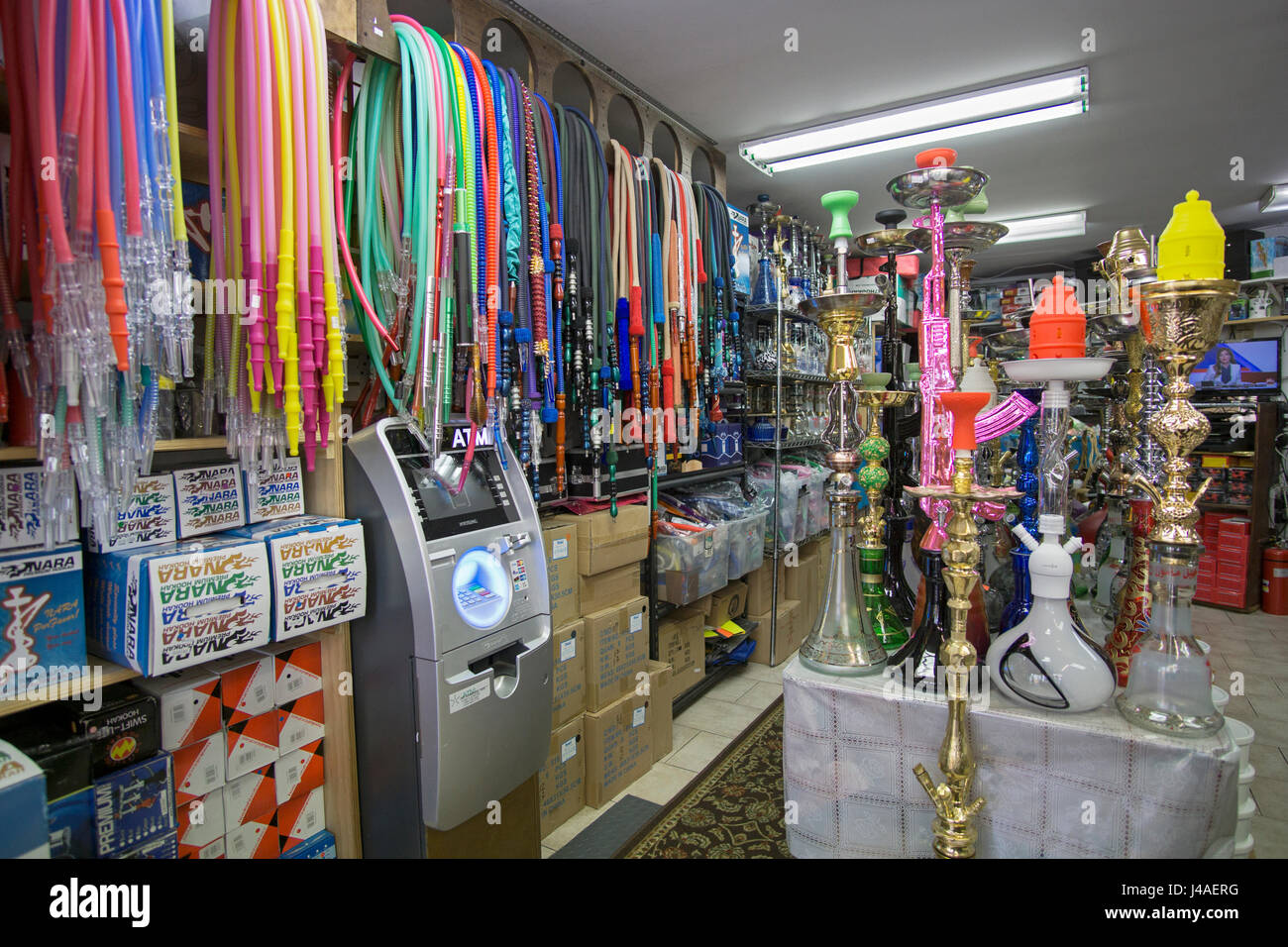 Narguilés, flexibles et d'autres articles à vendre à la meilleure boutique narguilé Buzz dans la petite section de l'Égypte de l'Astoria, Queens, New York. Banque D'Images