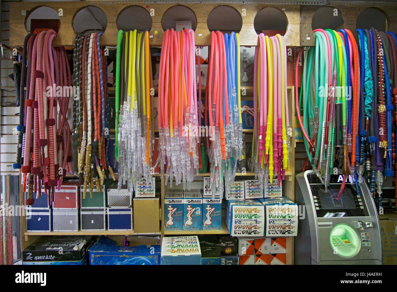 Les flexibles tuyau narguilé à vendre au meilleur Buzz Narguilé Shop dans la petite section de l'Égypte de l'Astoria, Queens, New York. Banque D'Images
